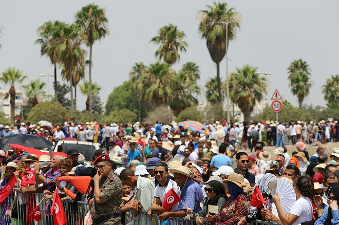 تجمع تونسي لحضور جنازة الدولة للرئيس الراحل السبسي في مقبرة الجلاز في تونس العاصمة